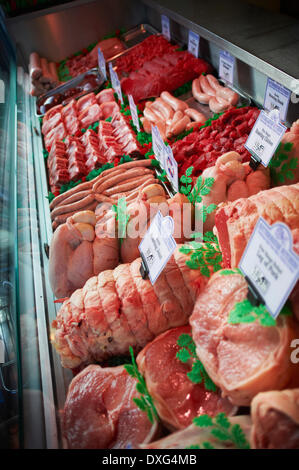 Gekühlter Fleisch-Anzeige im Butchers Shop Stockfoto