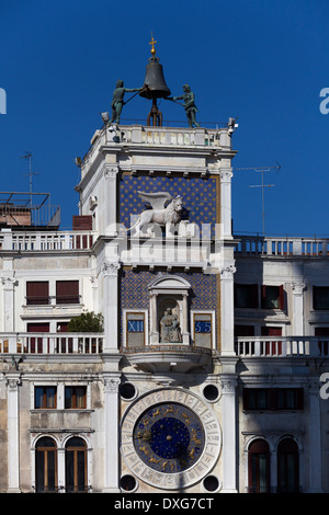 Clock Tower und astronomische Uhr in Markusplatz entfernt, Venedig, Italien Stockfoto