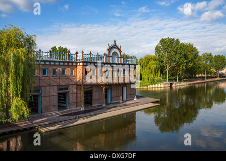 Das alte Bootshaus am Ufer des Flusses Somme in der Stadt Amiens in der Picardie von Nordfrankreich. Stockfoto