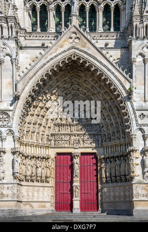 Das zentrale Portal der Cathedrale Notre-Dame in der Stadt Amiens in der Picardie von Nordfrankreich Stockfoto