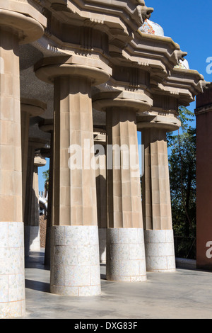 Raum von 100 Spalten in Gaudis Parc Güell in Barcelona in der Region Katalonien in Spanien Stockfoto