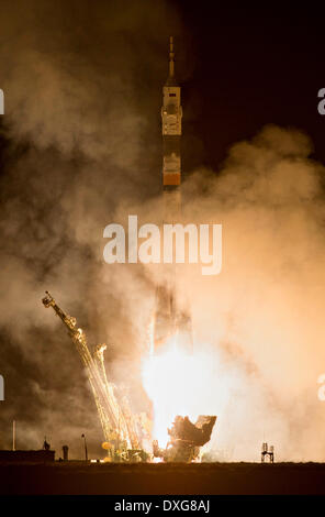 Die Sojus TMA - 12M-Rakete startet vom Weltraumbahnhof Baikonur tragen Expedition 39 Sojus Kommandant Alexander Skworzow der russischen Federal Space Agency, Astronaut Steven Swanson der NASA und Kosmonaut Oleg Artemyev zur internationalen Raumstation ISS 26. März 2014 in Baikonur, Kasachstan. Bildnachweis: Planetpix/Alamy Live-Nachrichten Stockfoto