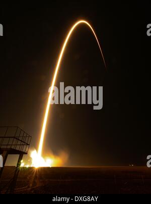 Langzeitbelichtung zeigt die Sojus TMA - 12M-Rakete startet vom Weltraumbahnhof Baikonur tragen Expedition 39 Sojus Kommandant Alexander Skworzow der russischen Federal Space Agency, Astronaut Steven Swanson der NASA und Kosmonaut Oleg Artemyev zur internationalen Raumstation ISS 26. März 2014 in Baikonur, Kasachstan. Stockfoto