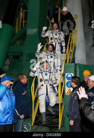 Internationale Raumstation ISS-Expedition 39 Sojus Kommandant Alexander Skworzow der russischen Federal Space Agency, Flight Engineer Steve Swanson der NASA, Mitte, unten und Bordingenieur Oleg Artemyev von Roskosmos, Welle Abschied vor dem Einstieg in der Sojus TMA - 12 M-Rakete zum Start 26. März 2014 am Weltraumbahnhof Baikonur in Kasachstan. Skvortsov, Swanson und Artemjew verbringen die nächsten sechs Monate an Bord der internationalen Raumstation ISS. Stockfoto