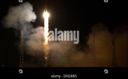 Die Sojus TMA - 12M-Rakete startet vom Weltraumbahnhof Baikonur tragen Expedition 39 Sojus Kommandant Alexander Skworzow der russischen Federal Space Agency, Astronaut Steven Swanson der NASA und Kosmonaut Oleg Artemyev zur internationalen Raumstation ISS 26. März 2014 in Baikonur, Kasachstan. Stockfoto