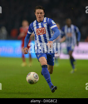 Berlin, Deutschland. 25. März 2014. Berlins Nico Schulz Contrls den Ball während der Fußball-Bundesliga-match zwischen Hertha BSC und dem FC Bayern München in Berlin, Deutschland, 25. März 2014. Foto: Thomas Eisenhuth/Dpa/Alamy Live News Stockfoto