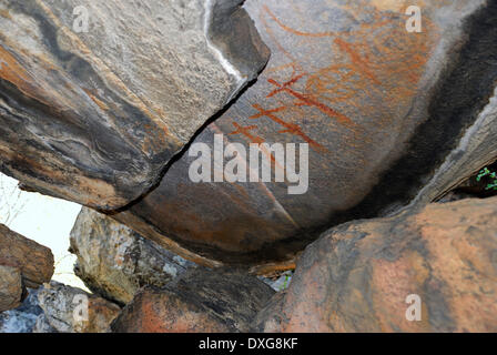 Die Tsodilo Hills in Botswana sind berühmt für die Buschmänner oder San Felsmalereien finden Sie hier. Hier sind Bilder von Männern tanzen Witz Stockfoto