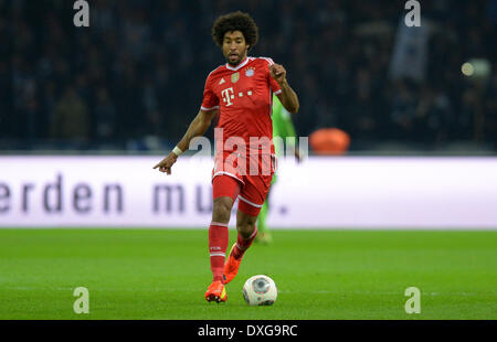 Berlin, Deutschland. 25. März 2014. Bayern Dante steuert den Ball während der Bundesliga-Fußball-Spiel zwischen Hertha BSC und dem FC Bayern München in Berlin, Deutschland, 25. März 2014. Foto: Thomas Eisenhuth/Dpa/Alamy Live News Stockfoto