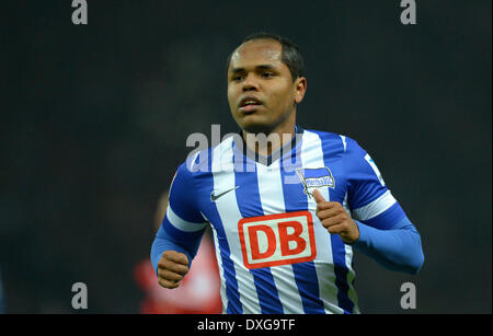 Berlin, Deutschland. 25. März 2014. Berlins Ronny läuft über das Spielfeld während der Bundesliga-Fußball-Spiel zwischen Hertha BSC und dem FC Bayern München in Berlin, Deutschland, 25. März 2014. Foto: Thomas Eisenhuth/Dpa/Alamy Live News Stockfoto