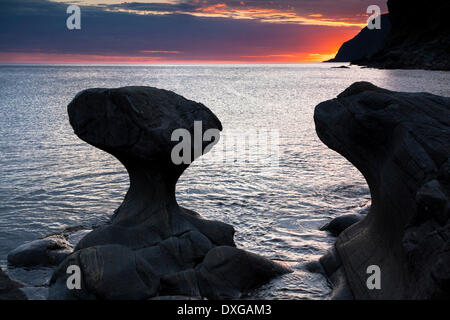 Kannestein oder Kanne Stone mit Küste bei Sonnenuntergang, Vågsøy Insel, Sogn Og Fjordane, Norwegen Stockfoto