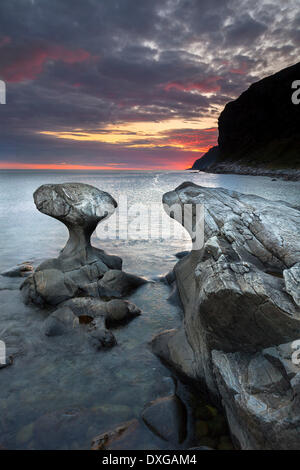 Kannestein oder Kanne Stone mit Küste bei Sonnenuntergang, Vågsøy Insel, Sogn Og Fjordane, Norwegen Stockfoto