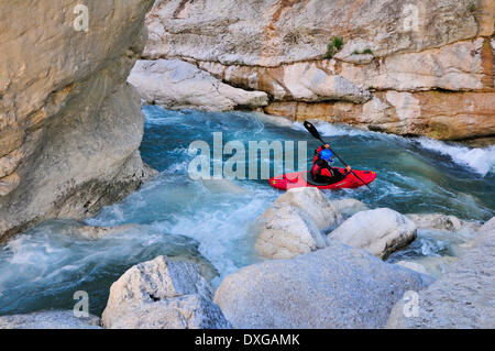 Kanuten in der Verdon-Schlucht, Gorges du Verdon, Alpes-de-Haute-Provence, Provence-Alpes-Côte d ' Azur, Frankreich Stockfoto