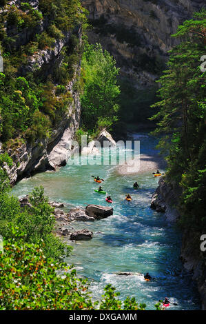 Kanuten in der Verdon-Schlucht, Gorges du Verdon, Alpes-de-Haute-Provence, Provence-Alpes-Côte d ' Azur, Frankreich Stockfoto