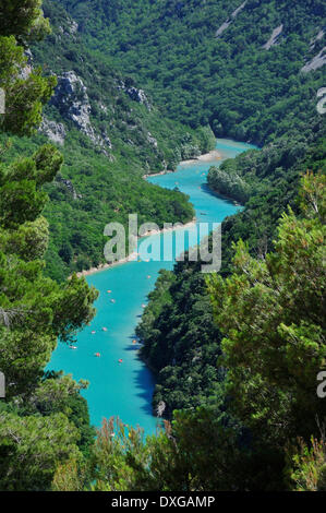 Menschen mit Tretbooten in der Verdon-Schlucht, Gorges du Verdon, Alpes-de-Haute-Provence, Provence-Alpes-Côte d ' Azur, Frankreich Stockfoto