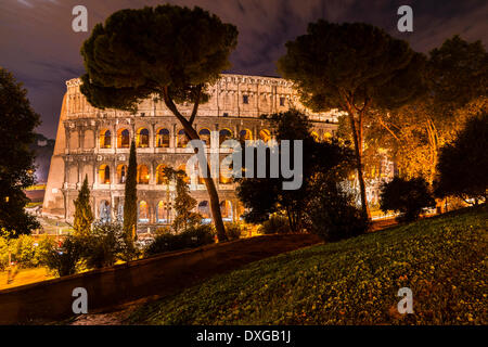 Kolosseum oder Kolosseum, 72-80 n. Chr., von Parco del Colle Oppio, Esquilin-Hügel, Rom, Latium, Italien Stockfoto