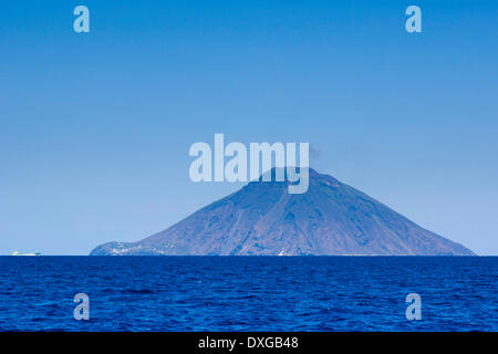 Isola Stromboli Vulkan Mt Stromboli, gesehen vom Tyrrhenischen Meer, Isola di Panarea, Äolischen Inseln, Italien Stockfoto