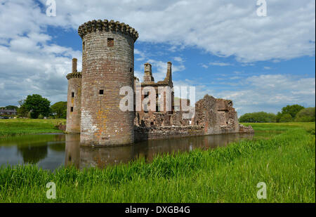 Ruinen von Caerlaverock Castle, nur dreieckige Wasserschloss in Schottland, Sitz der Clan Maxwell Stockfoto