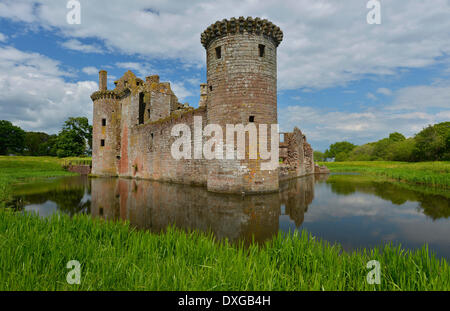 Ruinen von Caerlaverock Castle, nur dreieckige Wasserschloss in Schottland, Sitz der Clan Maxwell Stockfoto