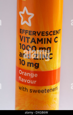 Rohr der Immun Tabletten - brausetabletten Vitamin C 1000 mg und Zink 10 mg Orangengeschmack mit süßungsmittel vor weißem Hintergrund einstellen Stockfoto
