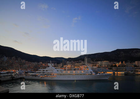 Motoryacht Atlantis II am Abend im Port Hercule, Fürstentum Monaco Stockfoto