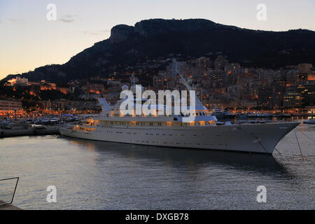 Motoryacht Atlantis II am Abend im Port Hercule, Fürstenpalast auf der Rückseite, Fürstentum Monaco Stockfoto