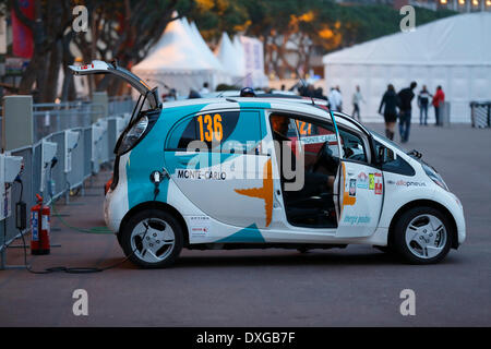 Elektro-Auto an einer Ladestation, Rallye Monte-Carlo des Energies Nouvelles in 2014, Fürstentum Monaco aufgeladen werden Stockfoto