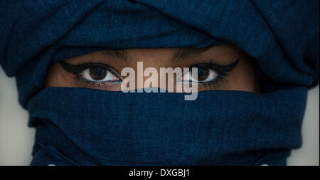 Tuareg Mädchen, Targia, verschleierte mit Chech Stoffe, Augen, Algerien Stockfoto