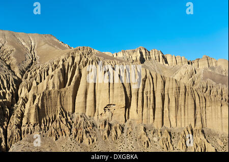 Bizarre Erosion Landschaft mit prähistorischen Höhlen in den Felsen, in der Nähe von Ghami, Upper Mustang, Lo, Himalaya, Nepal Stockfoto