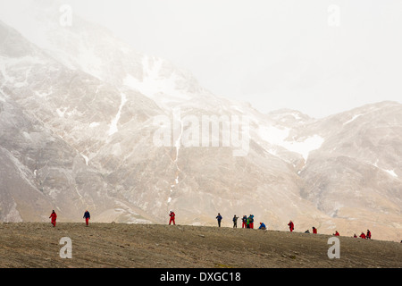 Passagiere auf einer Expedition Kreuzfahrt nach Anarctica Recreat Teil Shakletons berühmten Wanderung über Süd-Georgien. Stockfoto