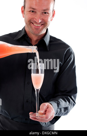 Barkeeper Gießen Cocktail im Glas Stockfoto