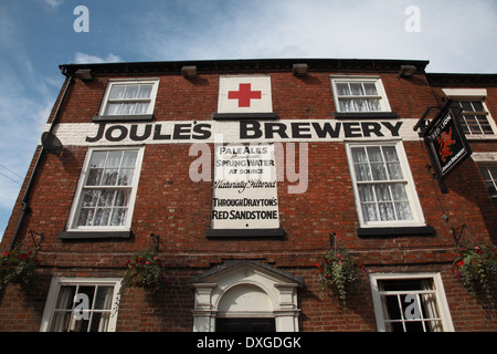 Das Red Lion in Market Drayton Joule Brauerei im Besitz der neuen Brauerei befindet sich oberhalb der Aquafer hinter dem Pub Stockfoto