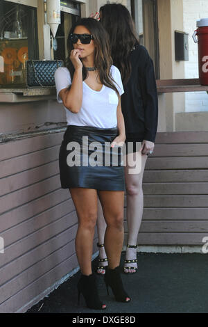 Kim Kardashian, Khloe Kardashian die Kardashian Schwestern in Three Palms Restaurant für das Mittagessen, während der Dreharbeiten für "Kourtney und Kim nehmen Miami" Miami, Florida - 12.10.12 Featuring: Kim Kardashian, Khloe Kardashian bei: 12. Oktober 2012 Stockfoto