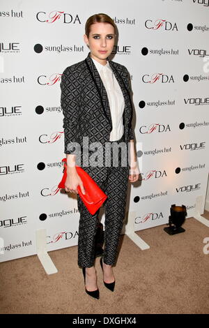 Emma Roberts The Vogue Eyewear und CFDA Enthüllung der 'Emma'-Sonnenbrille mit Nanette Lepore und Emma Roberts statt im Sunglass Hut Flagshipstore. Mitwirkende: Emma Roberts wo: New York City, Vereinigte Staaten, wann: 18. Oktober 2012 Stockfoto