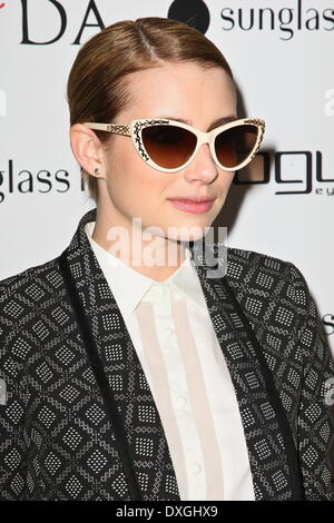 Emma Roberts The Vogue Eyewear und CFDA Enthüllung der 'Emma'-Sonnenbrille mit Nanette Lepore und Emma Roberts statt im Sunglass Hut Flagshipstore. Mitwirkende: Emma Roberts wo: New York City, Vereinigte Staaten, wann: 18. Oktober 2012 Stockfoto