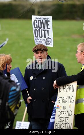 Mann mit Schild Gove Out bei Lehrern Nuss Streik protestieren in Brighton, Sussex UK Stockfoto