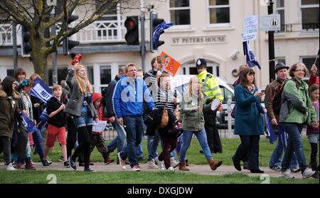 Lehrer, die Teilnahme an heutige Mutter Streiks aus Protest gegen die Regierungen Änderungen an ihren Renten und Bedingungen Marsch durch das Zentrum von Brighton wo mehr als 2000 besuchte eine Rallye Stockfoto