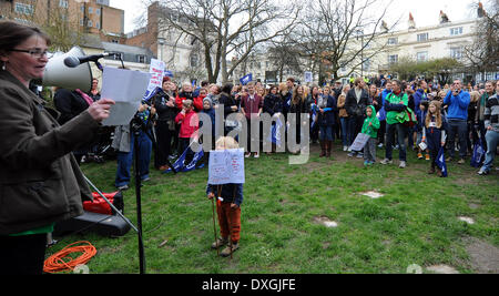 Lehrer, die Teilnahme an heutige Mutter Streiks aus Protest gegen die Regierungen Änderungen an ihren Renten und Bedingungen Marsch durch das Zentrum von Brighton wo mehr als 2000 besuchte eine Rallye Stockfoto