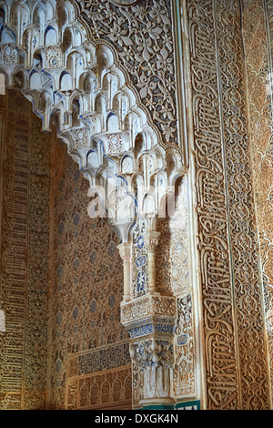 Nahaufnahme von Arabesque maurischen Tropfsteinhöhle oder Morcabe decken, Palacios Nazaries der Alhambra. Granada, Andalusien, Spanien.