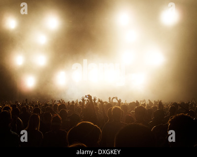 Silhouette Menschenmenge beobachten beleuchteten Bühne beim Musikfestival Stockfoto