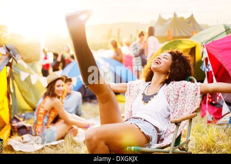 Unbeschwerte Frau draußen Zelte beim Musikfestival Stockfoto