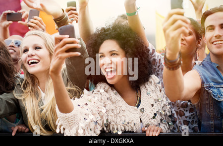 Fans mit Kamera-Handys Jubel beim Musikfestival Stockfoto