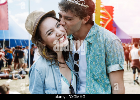 Paar küssen beim Musikfestival Stockfoto
