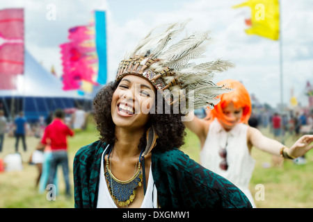 Frauen in Kostümen tanzen beim Musikfestival Stockfoto