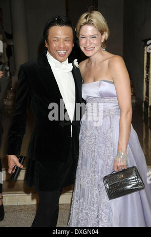 Zang Toi und Gast Bergdorf Goodman 111. Jubiläum statt, an der Plaza Hotel - innen mit: Zang Toi und Gast wo: New York City NY USA bei: 18. Oktober 2012 Stockfoto