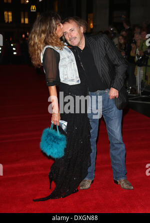 John Coghlan und Frau Hallo Quo - UK Film Premiere - Arrivals London, England - 22.10.12 Featuring: John Coghlan und Frau wo Stockfoto