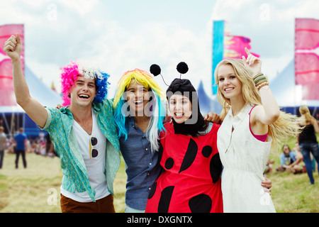 Porträt von Freunden in Kostümen beim Musikfestival Stockfoto