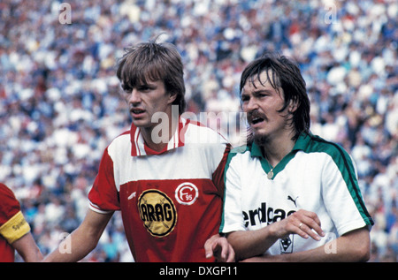 Fußball, Bundesliga, 1983/1984, Stadion bin Boekelberg, Borussia Moenchengladbach gegen Fortuna Düsseldorf 1:1, Szene des Spiels, Ewald Lienen (MG) rechts und Manfred Bockenfeld (Fortuna) Stockfoto