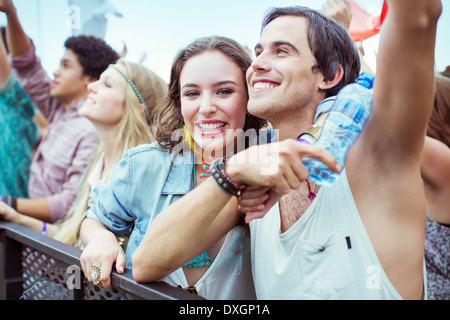 Paar Jubel beim Musikfestival Stockfoto