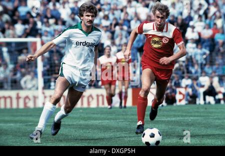 Fußball, Bundesliga, 1983/1984, Stadion bin Boekelberg, Borussia Moenchengladbach gegen Fortuna Düsseldorf 1:1, Szene des Spiels, Wilfried Hannes (MG) links und Rudolf Bommer (Fortuna) Stockfoto