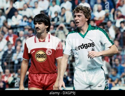 Fußball, Bundesliga, 1983/1984, Stadion bin Boekelberg, Borussia Moenchengladbach gegen Fortuna Düsseldorf 1:1, Szene des Spiels, Ralf Dusend (Fortuna) links und Bernd Krauss (MG) Stockfoto